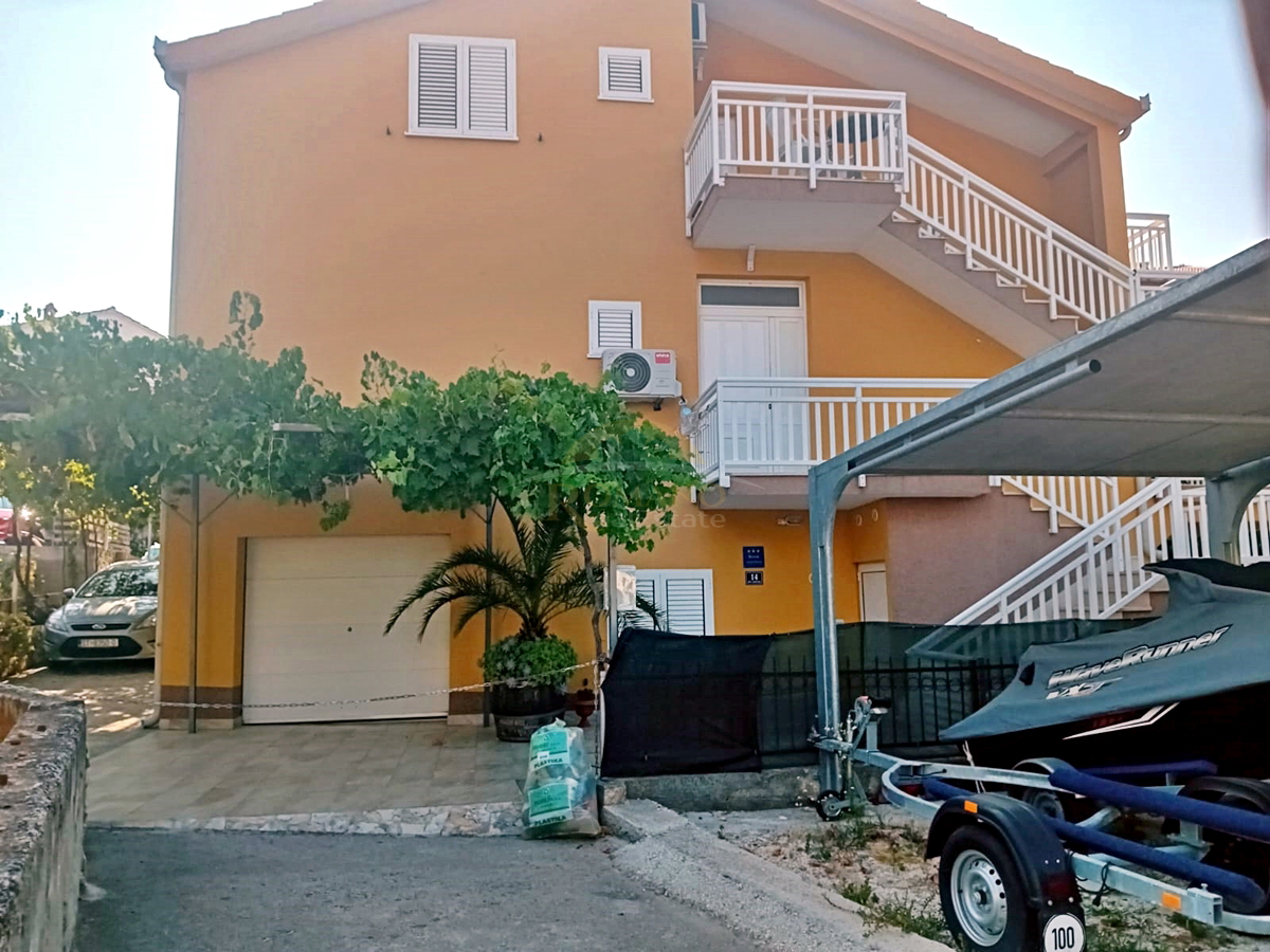 Casa con appartamenti a Okrug Gornji/Čiovo, seconda fila dal mare - 5 appartamenti